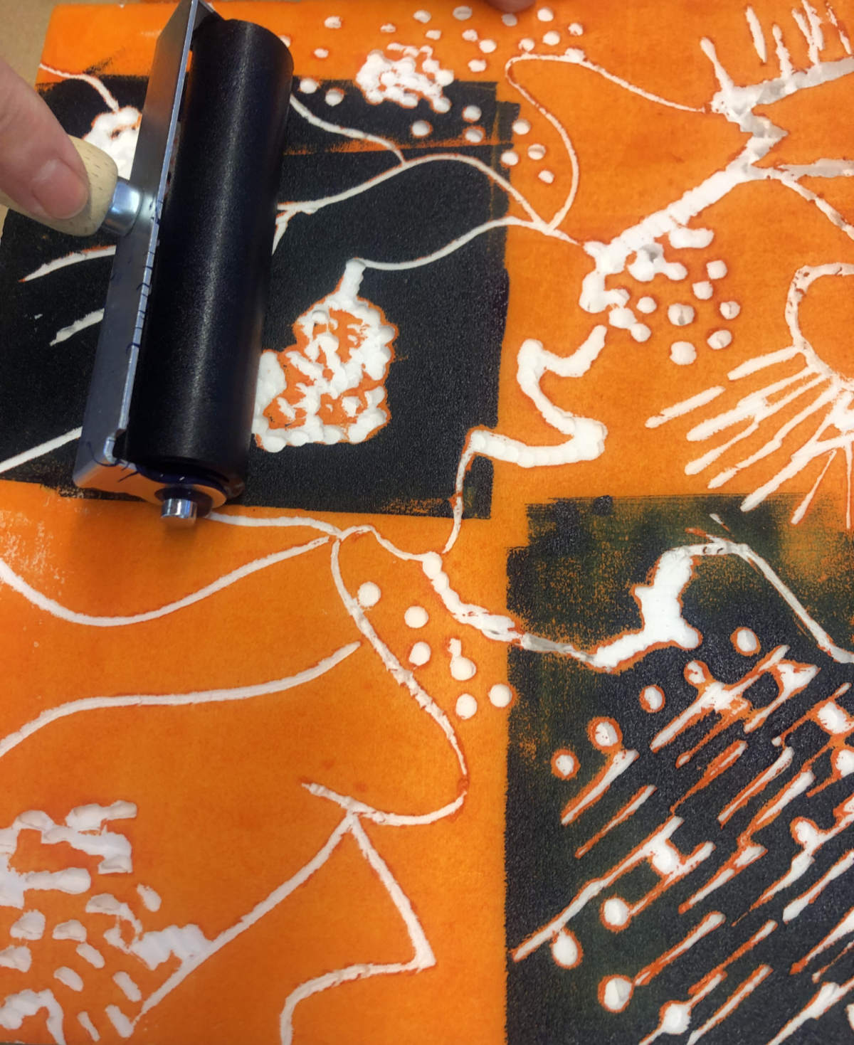 Arbeit mit Linoldruckrolle